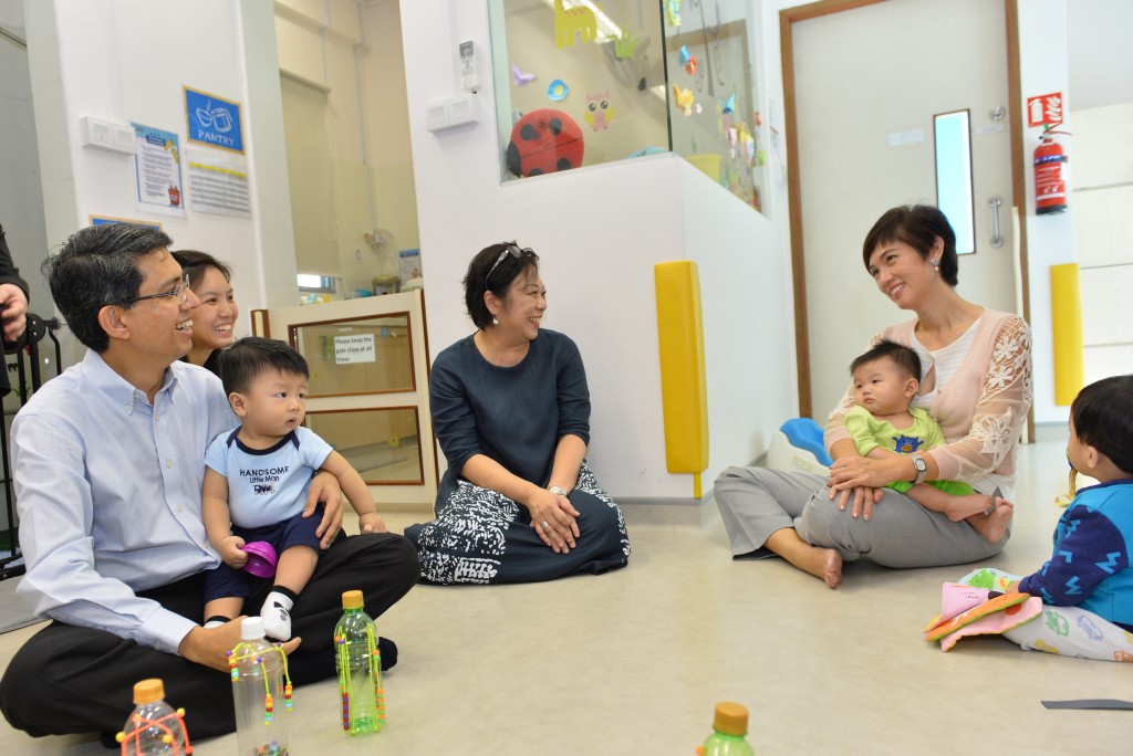 PS Dr Faishal Ibrahim and SMS Mrs Josephine Teo, accompanied by Skool4Kidz Director Dr Jane Ching-Kwan and the infants of Skool4Kidz Tampines GreenLeaf.